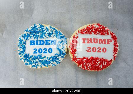 Hatboro, Usa. Oktober 2020. Biden und Trump Cookies, die Teil einer Umfrage sind Cookies, die als Teil ihrer Umfrage verkauft werden Donnerstag, 01. Oktober 2020 in Lochel's Bakery in Hartsville, Pennsylvania. Jedes verkaufte Cookie zählt für eine Stimme für einen Kandidaten, Trump oder Biden. Im Moment führte Trump Biden am Donnerstag um 600 Punkte an. In vergangenen Wahlen, die Umfrage hat erfolgreich vorhergesagt, der Gewinner, Kredit: William Thomas Cain/Alamy Live News Stockfoto