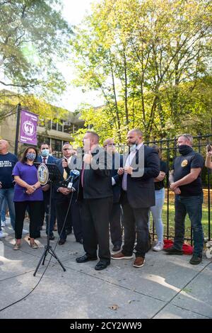 01. Oktober 2020: Michael Reilly, Mitglied der New Yorker State Assembly, spricht mit dem New Yorker Stadtrat Joseph C. Borelli, Distrikt 51, als sie beginnen, eine Klage zu organisieren, um Schulen wieder zu eröffnen, während Eltern gegen Bürgermeister Bill de Blasio (nicht abgebildet) und NYC Schulkanzler Richard A. Carranza protestieren (Nicht abgebildet) Plan für das öffentliche Schulsystem von NYC in Staten Island, New York. Obligatorische Gutschrift: Kostas Lymperopoulos/CSM Stockfoto