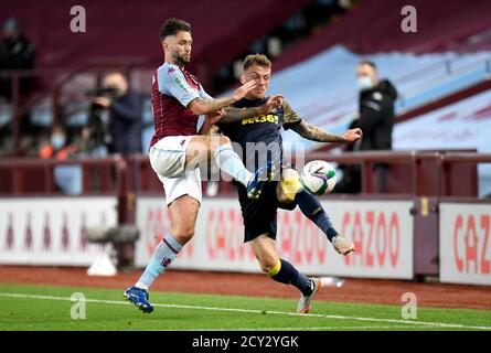 Henri Lansbury von Aston Villa (links) und Josh Tymon von Stoke City kämpfen während des vierten Carabao Cup-Spiels in Villa Park, Birmingham, um den Ball. Stockfoto