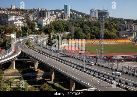 Blick auf die Auto-Kreuzung von Kurortny Prospekt und der Slava Meterveli Fußballstadion in Sotschi Stadt, Krasnodarsky Region, Russland Stockfoto