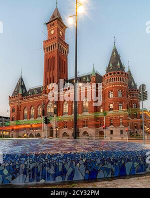 HELSINGBORG, SCHWEDEN - 25. SEPTEMBER 2020: Eine Langzeitaufnahme in der Abenddämmerung mit dem Rathaus im Hintergrund. Stockfoto