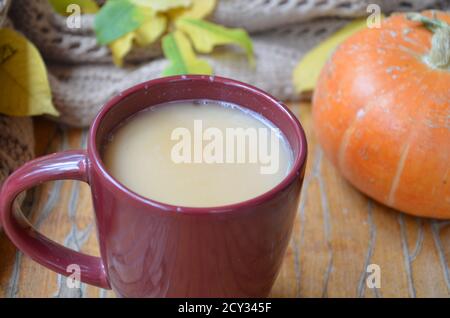 Pumpkin Spice Latte. Tasse Latte mit saisonalen Herbst Gewürze, Kekse und Fall Dekor. Traditionelle Kaffee Trinken für die Herbstferien. Stockfoto