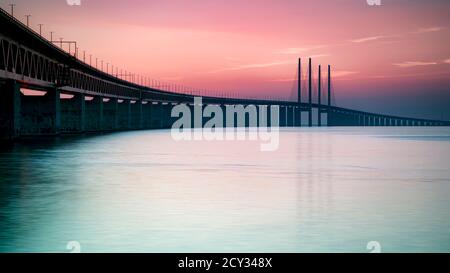 MALMÖ, SCHWEDEN - SEPTEMBER 20: Die Oresundbrücke, die Schweden mit Dänemark bei Sonnenuntergang verbindet. Stockfoto