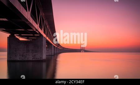 MALMÖ, SCHWEDEN - SEPTEMBER 20: Die Oresundbrücke, die Schweden mit Dänemark bei Sonnenuntergang verbindet. Stockfoto