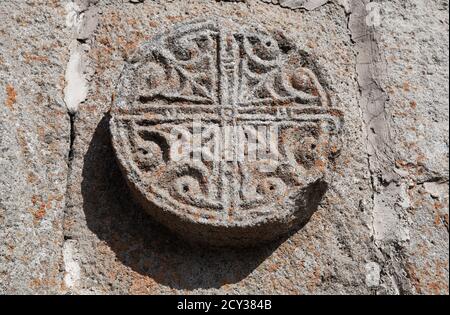 Runder geschnitzter Steinschmuck der Gergeti Trinity Kirche Wand. Die Kirche befindet sich am rechten Ufer des Flusses Chkheri unter dem Berg Kazbek, Ge Stockfoto