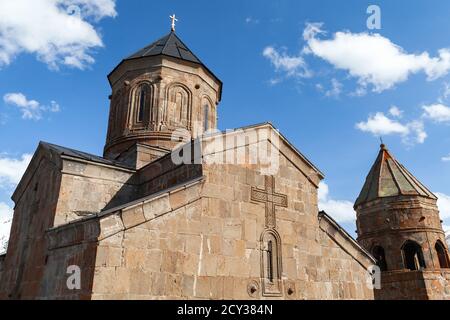 Gergeti Trinity Church. Die Kirche befindet sich am rechten Ufer des Flusses Chkheri unter dem Berg Kazbek in Georgien Stockfoto