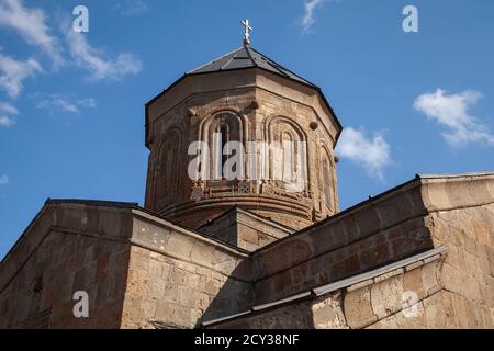 Gergeti Trinity Church, Georgien. Die Kirche befindet sich am rechten Ufer des Flusses Chkheri unter dem Berg Kazbek Stockfoto