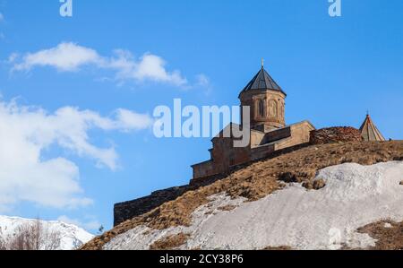 Gergeti Trinity Church oder Holy Trinity Church in der Nähe des Dorfes Gergeti in Georgien. Die Kirche befindet sich am rechten Ufer des Flusses Chkheri un Stockfoto