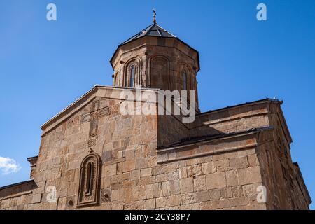 Gergeti Trinity Church außen, Georgia. Die Kirche befindet sich am rechten Ufer des Flusses Chkheri unter dem Berg Kazbek Stockfoto