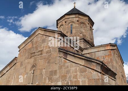 Gergeti Trinity Kirche außen. Die Kirche befindet sich am rechten Ufer des Flusses Chkheri unter dem Berg Kazbek in Georgien Stockfoto