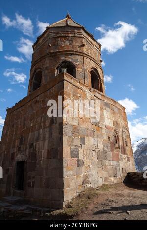 Gergeti Trinity Church, Georgien. Die Kirche befindet sich unter dem Berg Kazbek. Vertikales Foto Stockfoto