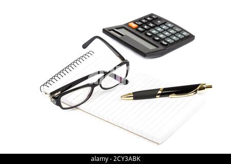 Notizblock, Stift, Brille, Rechner isoliert auf weißem Hintergrund. Stockfoto