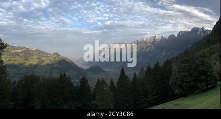 Makrelenhimmel über Walensee und Churfirsten in den Schweizer Alpen Stockfoto