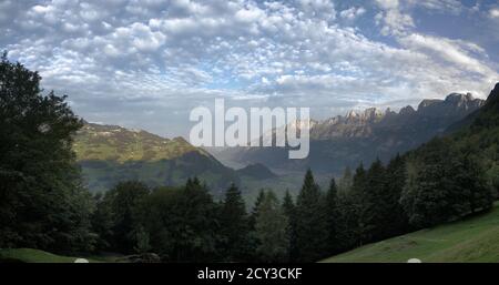 Makrelenhimmel über Walensee und Churfirsten in den Schweizer Alpen Stockfoto