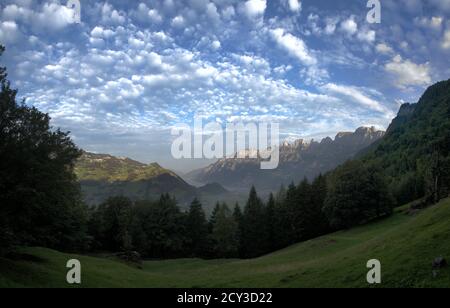 Makrelenhimmel über Walensee und Churfirsten in den Schweizer Alpen Stockfoto