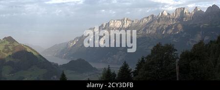 Makrelenhimmel über Walensee und Churfirsten in den Schweizer Alpen Stockfoto