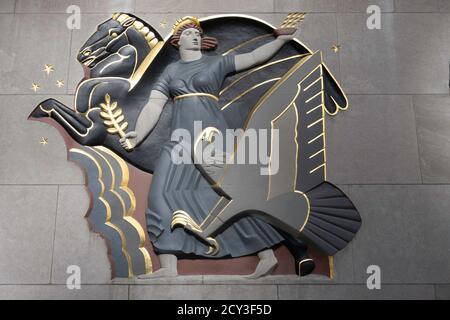 Fortschritt, Tiefdruck, schnitzen, 1 Rockefeller Center, New York Stockfoto