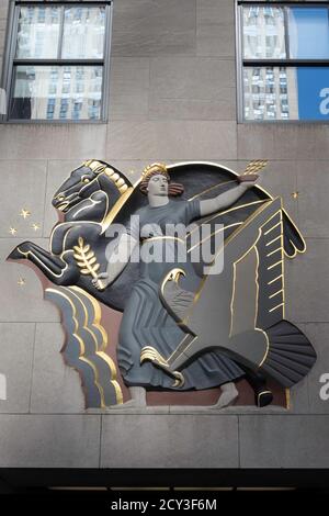 Fortschritt, Tiefdruck, schnitzen, 1 Rockefeller Center, New York Stockfoto