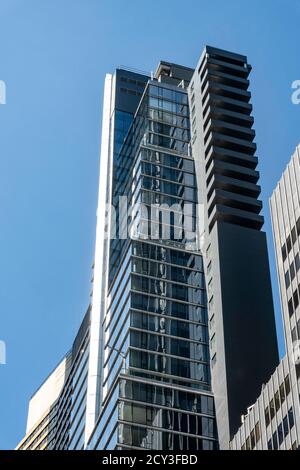 Das Plaza 52 ist ein Wolkenkratzer mit gemischter Nutzung, Gewerbe- und Wohngebäude, an der 133 W. 52nd St, NYC, USA Stockfoto