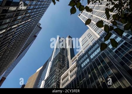 Das Plaza 52 ist ein Wolkenkratzer mit gemischter Nutzung, Gewerbe- und Wohngebäude, an der 133 W. 52nd St, NYC, USA Stockfoto