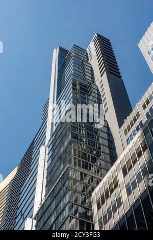 Das Plaza 52 ist ein Wolkenkratzer mit gemischter Nutzung, Gewerbe- und Wohngebäude, an der 133 W. 52nd St, NYC, USA Stockfoto