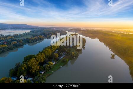 Luppa Insel an der Donau in der Nähe von Budapest ungarn. Herrliche Panoramalandschaft in der Morgenzeit. Stockfoto