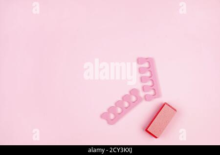 Pediküre auf rosa Hintergrund gesetzt. Fußpflege. Stockfoto