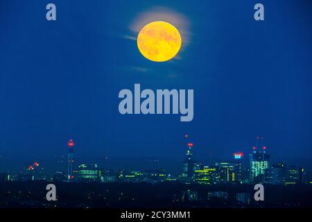 Birmingham, Großbritannien. Oktober 2020. Der Vollmond, oder "Erntemond" im Oktober, steigt majestätisch über die Lichter der Stadt Birmingham, Großbritannien, heute Abend. Kredit: Peter Lopeman/Alamy Live Nachrichten Stockfoto