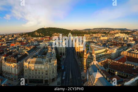 Erstaunliche Luftpanorama Stadtlandschaft über BudapestDowntown. Ferenciek Platz im Vordergrund. Stockfoto