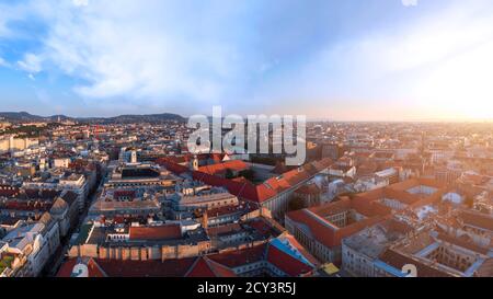 Erstaunliche Luftpanorama Stadtlandschaft über BudapestDowntown. Ferenciek Platz im Vordergrund. Stockfoto