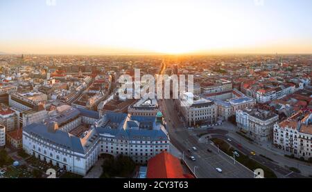 Erstaunliche Luftpanorama Stadtlandschaft über BudapestDowntown. Ferenciek Platz im Vordergrund. Stockfoto