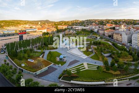 Luftaufnahme über den neuen Jahrtausendpark von Budapest Ungarn. Toller neuer Freizeitpark in Buda Side neben einem Einkaufszentrum in der Nähe von Kalman Sze Stockfoto