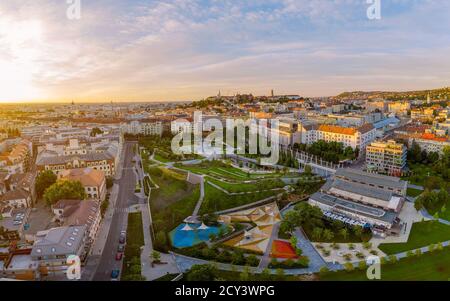 Luftaufnahme über den neuen Jahrtausendpark von Budapest Ungarn. Toller neuer Freizeitpark in Buda Side neben einem Einkaufszentrum in der Nähe von Kalman Sze Stockfoto