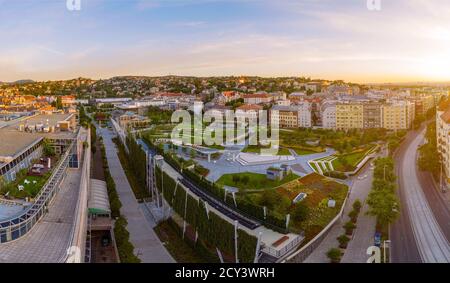 Luftaufnahme über den neuen Jahrtausendpark von Budapest Ungarn. Toller neuer Freizeitpark in Buda Side neben einem Einkaufszentrum Stockfoto