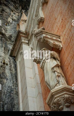 Statue der Frau in Madonna della Corona Sanctuary Stockfoto