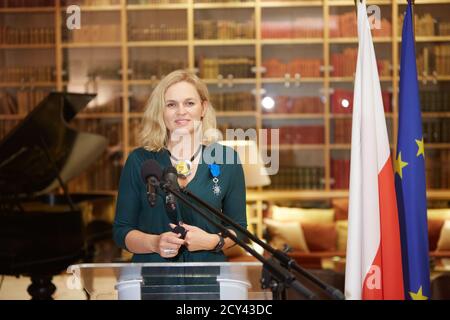 Warschau, Masowien, Polen. Oktober 2020. Der französische Botschafter in Polen FREDERIC BILLET überreichte Barbara NOWACKA, MITGLIED des polnischen Parlaments und SOZIALAKTIVISTIN, das Insignie des Nationalordens von Merit.in das Bild: BARBARA NOWACKA Kredit: Hubert Mathis/ZUMA Wire/Alamy Live News Stockfoto