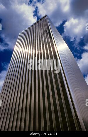 1980S MODERNES EDELSTAHL UND GLAS VERKLEIDETEN WOLKENKRATZER PROFESSIONELLES BÜRO GEBÄUDE, DAS BIS ZU DEN WOLKEN IN EINEM BLAUEN HIMMEL REICHT - KB11167 KRU001 HARS WINDOWS-ERFOLG SPIEGELN WEITWINKEL-WOLKEN GRAUE STRUKTUR GLÄNZEND BAUEN EIGENSCHAFT STÄRKE UND NIEDRIGEN WINKEL MÄCHTIG MONOTONE STOLZ EIN IM BIS ENORMEN RECHTECK REAL ANWESEN HOCH AUFRAGENDEN KONZEPTUELLEN EDELSTAHLSTRUKTUREN VERKLEIDET HOCHHAUS STILVOLLE SONNENBELEUCHTET GEBÄUDE IMPOSANTE MONOLITHISCHE GRAUE EBENE BLICK AUF WOLKENKRATZER WOLKIG ALT MODISCH Stockfoto