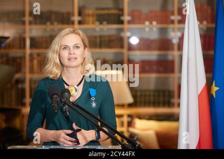 Warschau, Masowien, Polen. Oktober 2020. Der französische Botschafter in Polen FREDERIC BILLET überreichte Barbara NOWACKA, MITGLIED des polnischen Parlaments und SOZIALAKTIVISTIN, das Insignie des Nationalordens von Merit.in das Bild: BARBARA NOWACKA Kredit: Hubert Mathis/ZUMA Wire/Alamy Live News Stockfoto