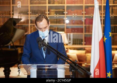 Warschau, Masowien, Polen. Oktober 2020. Der französische Botschafter in Polen FREDERIC BILLET überreichte Barbara NOWACKA, MITGLIED des polnischen Parlaments und SOZIALAKTIVISTIN, die Insignie des Nationalordens von Merit.in das Bild: FREDERIC BILLET Credit: Hubert Mathis/ZUMA Wire/Alamy Live News Stockfoto