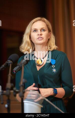 Warschau, Masowien, Polen. Oktober 2020. Der französische Botschafter in Polen FREDERIC BILLET überreichte Barbara NOWACKA, MITGLIED des polnischen Parlaments und SOZIALAKTIVISTIN, das Insignie des Nationalordens von Merit.in das Bild: BARBARA NOWACKA Kredit: Hubert Mathis/ZUMA Wire/Alamy Live News Stockfoto