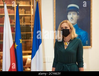 Warschau, Masowien, Polen. Oktober 2020. Der französische Botschafter in Polen FREDERIC BILLET überreichte Barbara NOWACKA, MITGLIED des polnischen Parlaments und SOZIALAKTIVISTIN, das Insignie des Nationalordens von Merit.in das Bild: BARBARA NOWACKA Kredit: Hubert Mathis/ZUMA Wire/Alamy Live News Stockfoto