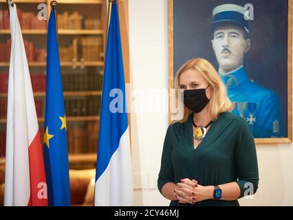 Warschau, Masowien, Polen. Oktober 2020. Der französische Botschafter in Polen FREDERIC BILLET überreichte Barbara NOWACKA, MITGLIED des polnischen Parlaments und SOZIALAKTIVISTIN, das Insignie des Nationalordens von Merit.in das Bild: BARBARA NOWACKA Kredit: Hubert Mathis/ZUMA Wire/Alamy Live News Stockfoto