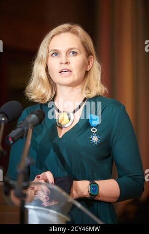 Warschau, Masowien, Polen. Oktober 2020. Der französische Botschafter in Polen FREDERIC BILLET überreichte Barbara NOWACKA, MITGLIED des polnischen Parlaments und SOZIALAKTIVISTIN, das Insignie des Nationalordens von Merit.in das Bild: BARBARA NOWACKA Kredit: Hubert Mathis/ZUMA Wire/Alamy Live News Stockfoto