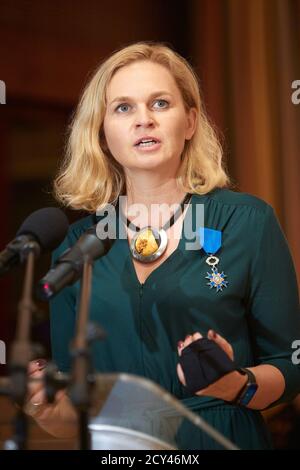 Warschau, Masowien, Polen. Oktober 2020. Der französische Botschafter in Polen FREDERIC BILLET überreichte Barbara NOWACKA, MITGLIED des polnischen Parlaments und SOZIALAKTIVISTIN, das Insignie des Nationalordens von Merit.in das Bild: BARBARA NOWACKA Kredit: Hubert Mathis/ZUMA Wire/Alamy Live News Stockfoto