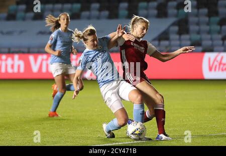 Ellen White von Manchester City kämpft im Halbfinale des Vitality FA Women's Cup im Academy Stadium in Manchester mit Leah Williamson von Arsenal um den Ball. Stockfoto