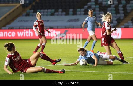 Ellen White von Manchester City kämpft im Halbfinale des Vitality FA Women's Cup im Academy Stadium, Manchester, mit Leah Williamson von Arsenal (rechts) und Vikktoria Schnaderbeck (links) um den Ball. Stockfoto