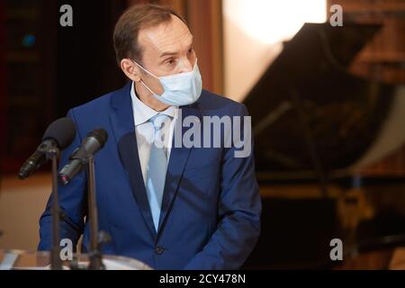 Warschau, Masowien, Polen. Oktober 2020. Der französische Botschafter in Polen FREDERIC BILLET überreichte Barbara NOWACKA, MITGLIED des polnischen Parlaments und SOZIALAKTIVISTIN, die Insignie des Nationalordens von Merit.in das Bild: FREDERIC BILLET Credit: Hubert Mathis/ZUMA Wire/Alamy Live News Stockfoto