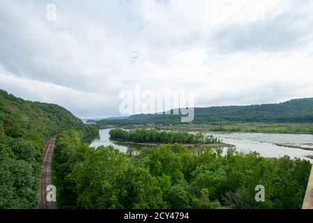 Eine alte Eisenbahn neben dem Susquehanna River von der aus gesehen Die Holtwood Bridge in der Nähe von Historic Lock 12 Stockfoto