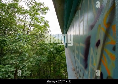 In der Nähe der Seite einer hellblauen Brücke bedeckt In Graffiti Stockfoto