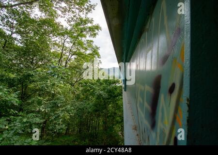 In der Nähe der Seite einer hellblauen Brücke bedeckt In Graffiti Stockfoto